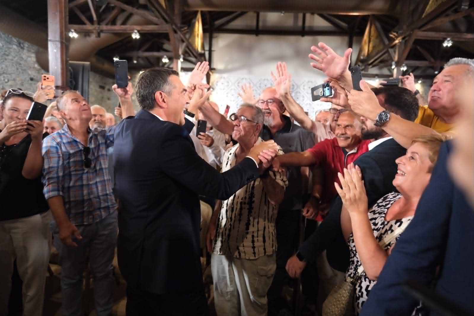 Η αγκαλιά του Τσίπρα…