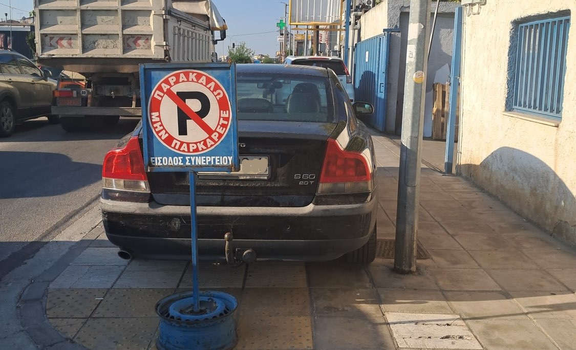 Λάρισα: Πεζοδρόμια «παγίδες» στη λεωφόρο Καραμανλή – Αυτοκίνητα και δέντρα κλείνουν τον δρόμο σε πεζούς και καρότσια (φωτό)