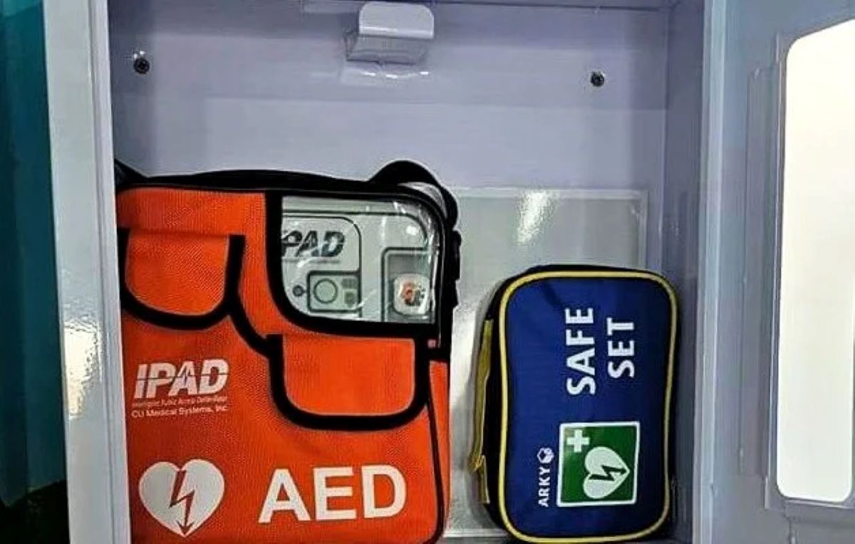 Δωρεά απινιδωτών σε κάθε σχολικό συγκρότημα με Δημοτικό Σχολείο