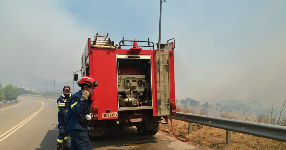 Φωτιά στην Άνδρο: Καίγεται χαμηλή βλάστηση στο Συνέτι – Και ελικόπτερα στη μάχη της κατάσβεσης