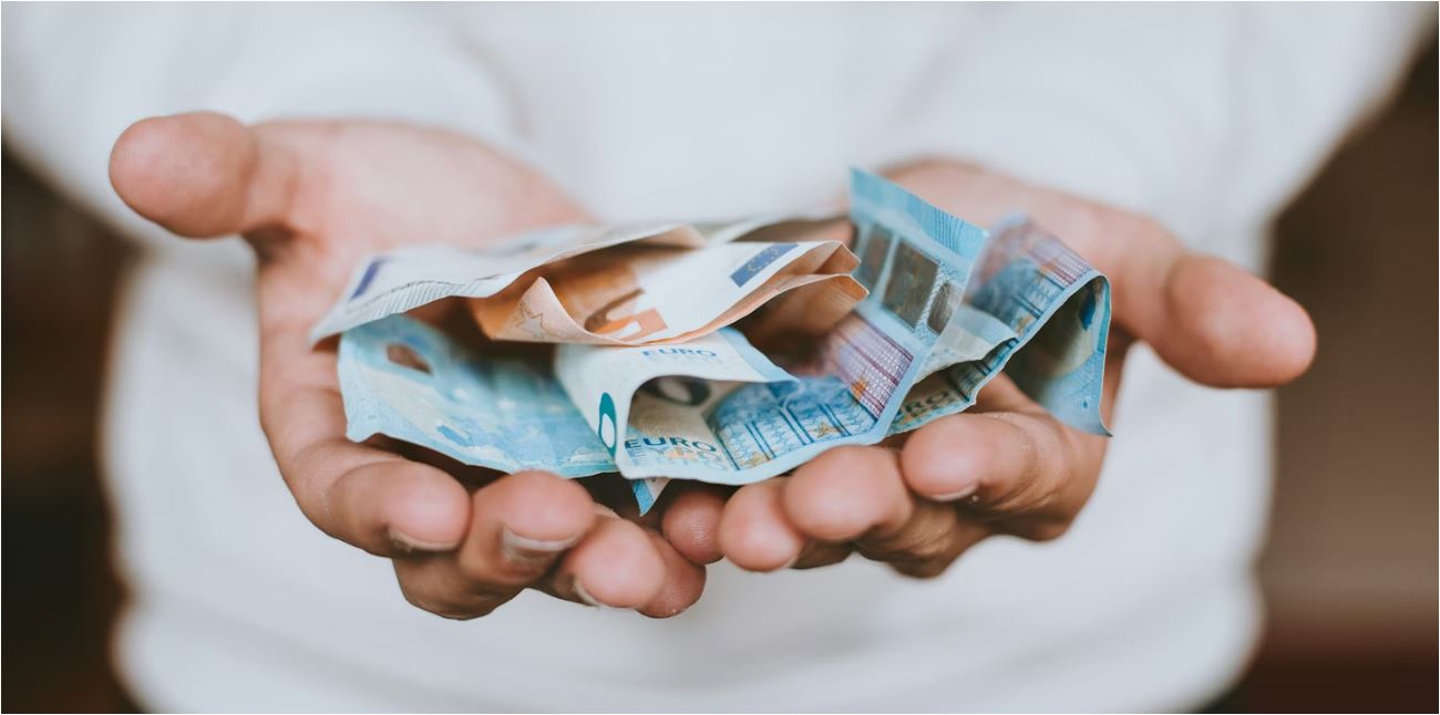 ΔΕΘ 2026: Ετήσιο επίδομα 400 ευρώ σε συνταξιούχους – Τα «ψιλά» γράμματα της εξαγγελίας του Κυριάκου Μητσοτάκη