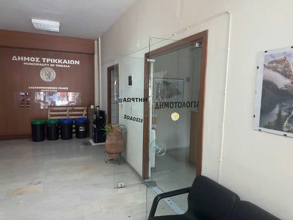 Όταν το σύστημα κολλάει, ο υπάλληλος μένει απέναντι στον πολίτη