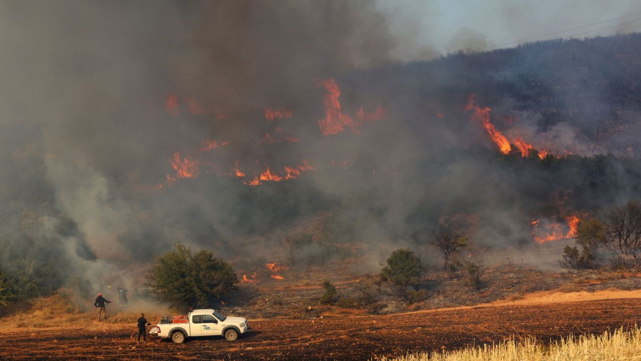 Τρεις συλλήψεις για τις πυρκαγιές σε Λαύριο και Τρίκαλα: Από καύση χόρτων και κοπή μετάλλων