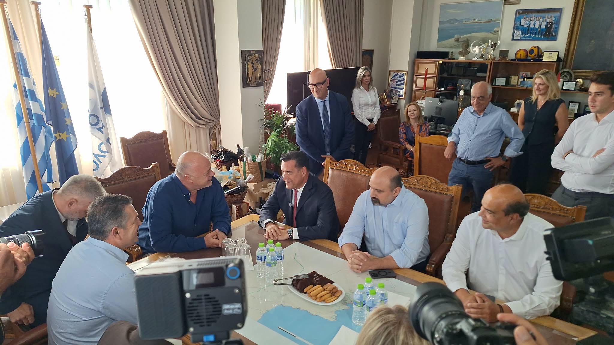 Μπέος-Αδωνις στο δημαρχείο Βόλου (βίντεο) : Πληθωρισμός φιλοφρονήσεων και αλληλοθαυμασμού!!