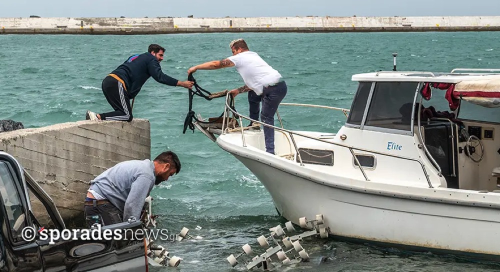 Σκόπελος: Οι θυελλώδεις άνεμοι παρέσυραν αυτοκίνητο στη θάλασσα – Βρέθηκε ημέρες μετά στον βυθό (φώτο)