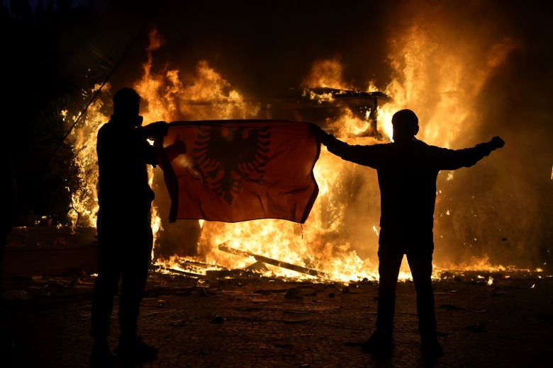 Αλβανία: Νέο συλλαλητήριο σήμερα κατά του Έντι Ράμα, κλιμακώνονται οι συγκρούσεις – Το ΕΡΤnews στα Τίρανα