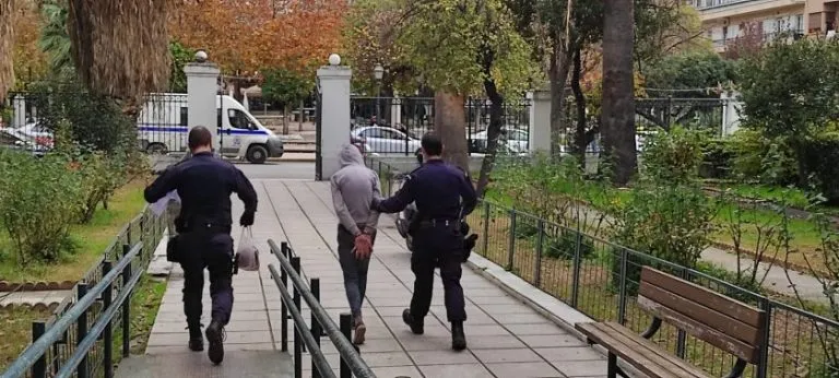 Πάλι στη φυλακή ο ”Κάμελ” του Βόλου για απειλή κατά μαθήτριας λυκείου με μπουκάλι που περιείχε εύφλεκτο υλικό