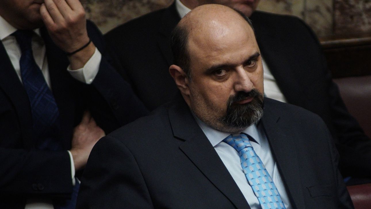 Τριαντόπουλος κατά Καρυστιανού: «Χυδαίο ψεύδος» η αναφορά της ότι παρομοίασε τις σορούς με κρέατα