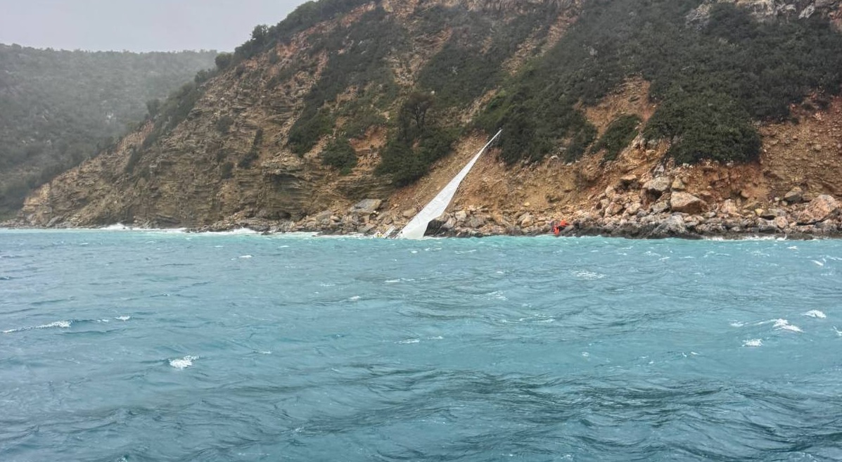 Θρίλερ στη θάλασσα της Αλοννήσου – Ιστιοφόρο στα βράχια, σώθηκε ζευγάρι Βρετανών