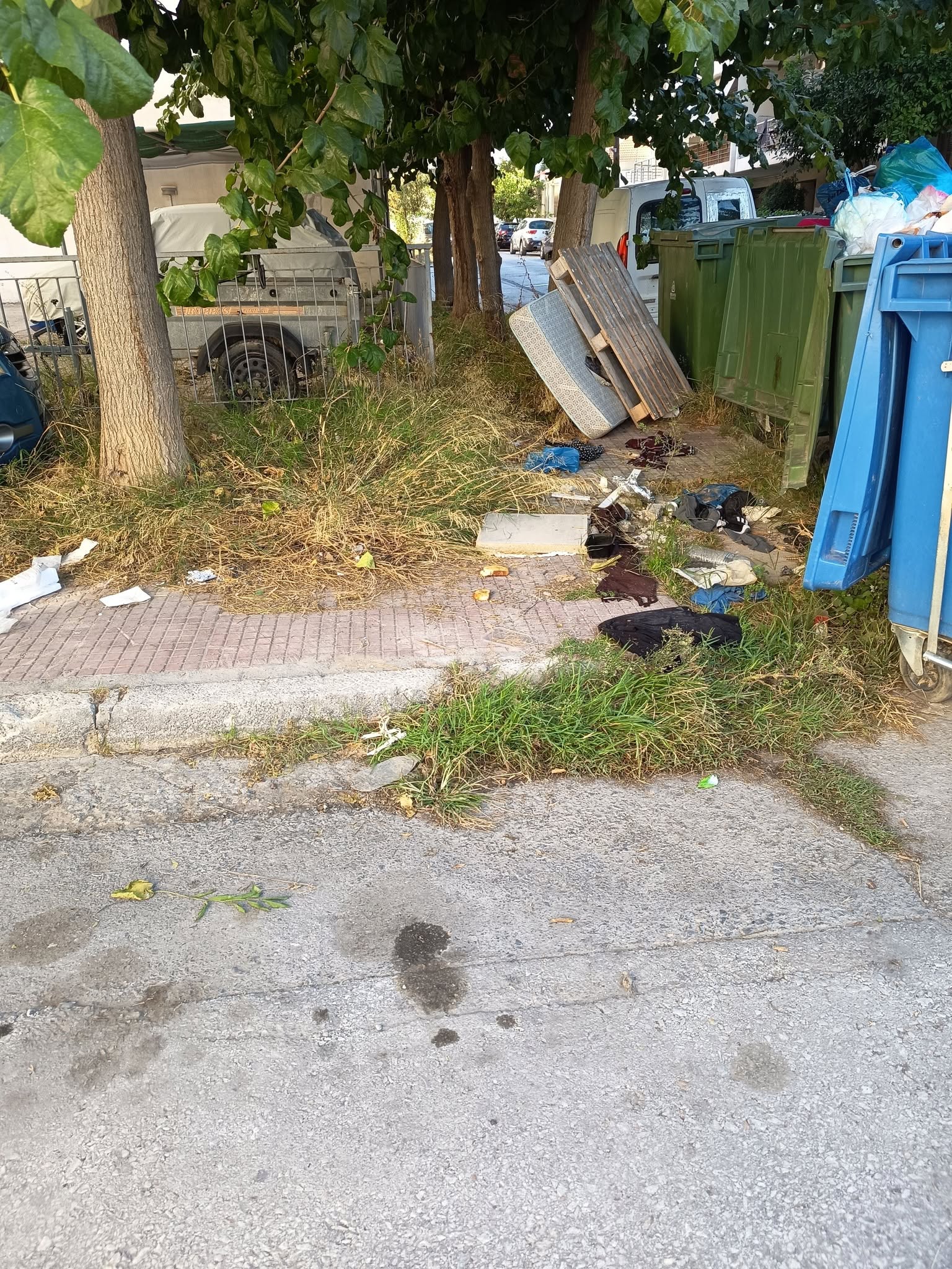 Εικόνες τριτοκοσμικές που αλλού; Σε διάφορα σημεία του Βόλου με σκουπίδια κάθε είδους και μεγέθους