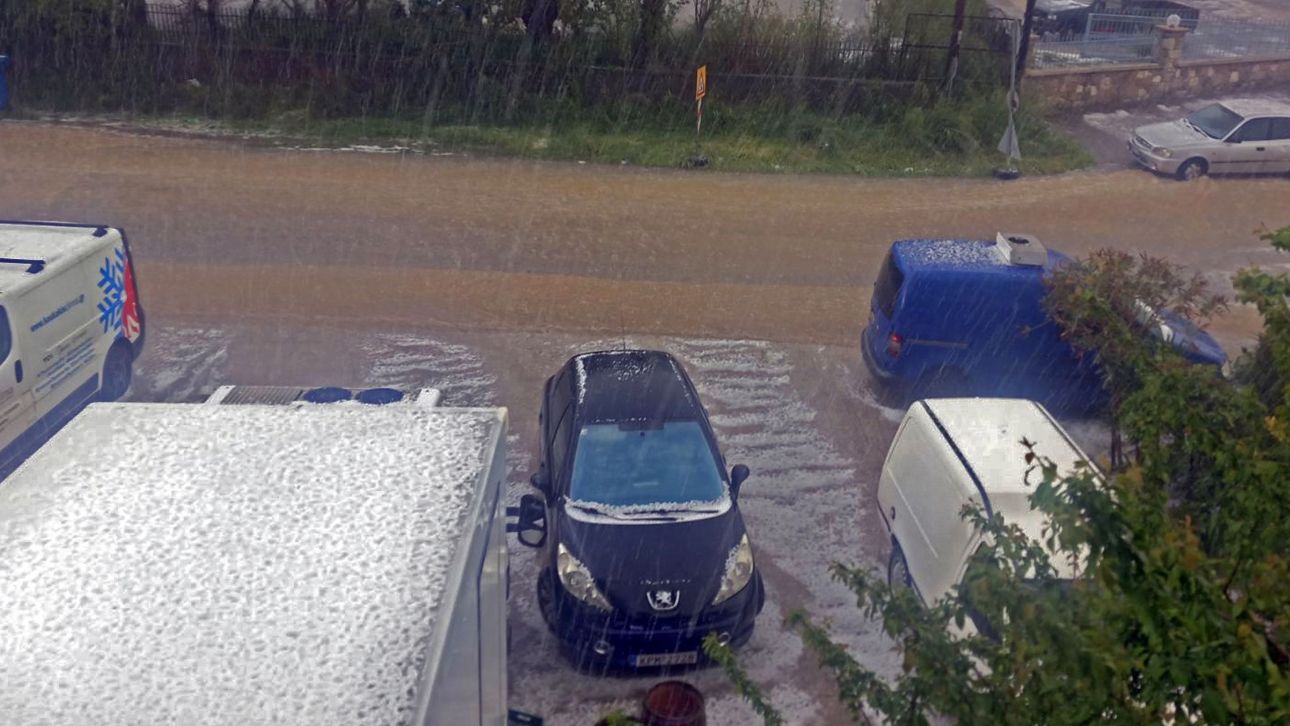 «Άσπρισε» ο Βόλος από σφοδρή χαλαζόπτωση - Σε εξέλιξη τα πρώτα έντονα φαινόμενα της κακοκαιρίας