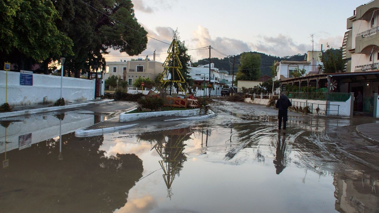 Κακοκαιρία στη Ρόδο: Νεκρός άνδρας που παρασύρθηκε με το ΙΧ του - Μεγάλες καταστροφές στο νησί