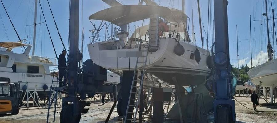 Κινητοποίηση για μισοβυθισμένο σκάφος στο λιμάνι του Βόλου στην περιοχή του Τελωνείου